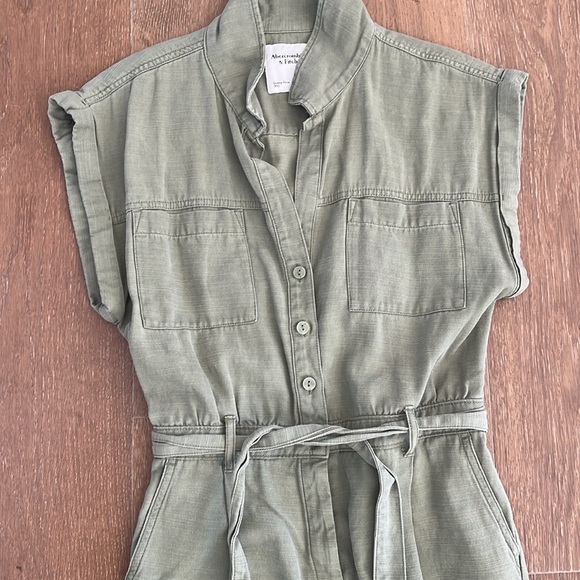 Abercrombie & Fitch Button-Up Utility Jumpsuit in Olive Green size small - Picture 4 of 13